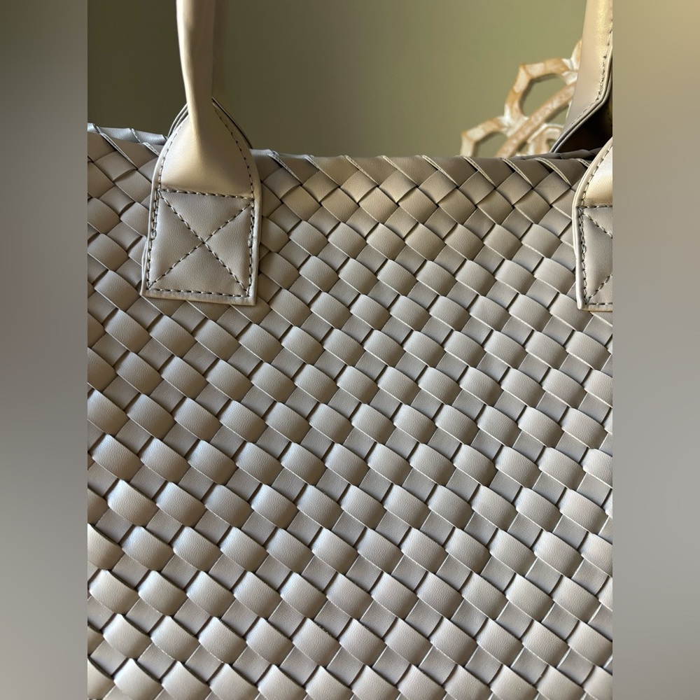 EXPRESSIONS NYC Vegan Tote Bag LIKE NEW with pouch - Picture 12 of 15